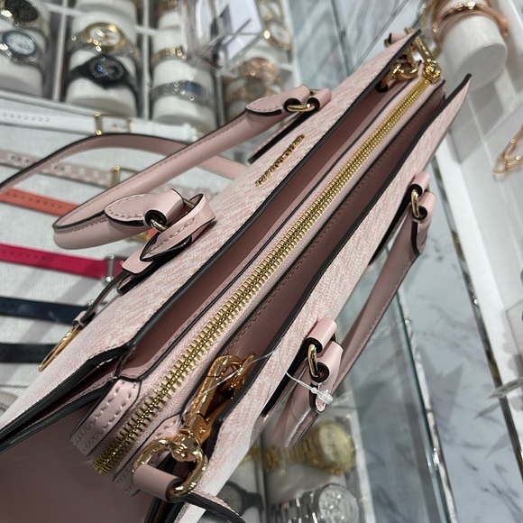 MICHAEL KORS Sheila Md Ombré Signature Logo Satchel Crossbody Bag
Powder Blush - Picture 4 of 16